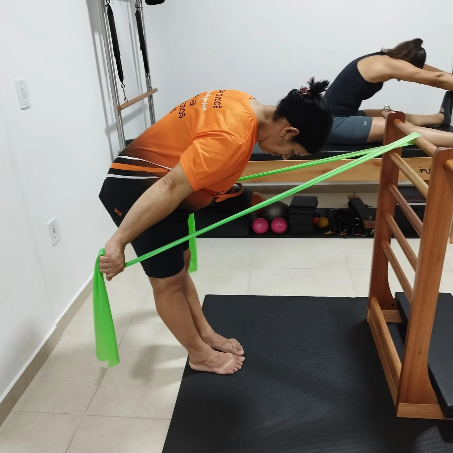Exercício com faixa elástica no Studio Janaína Macedo