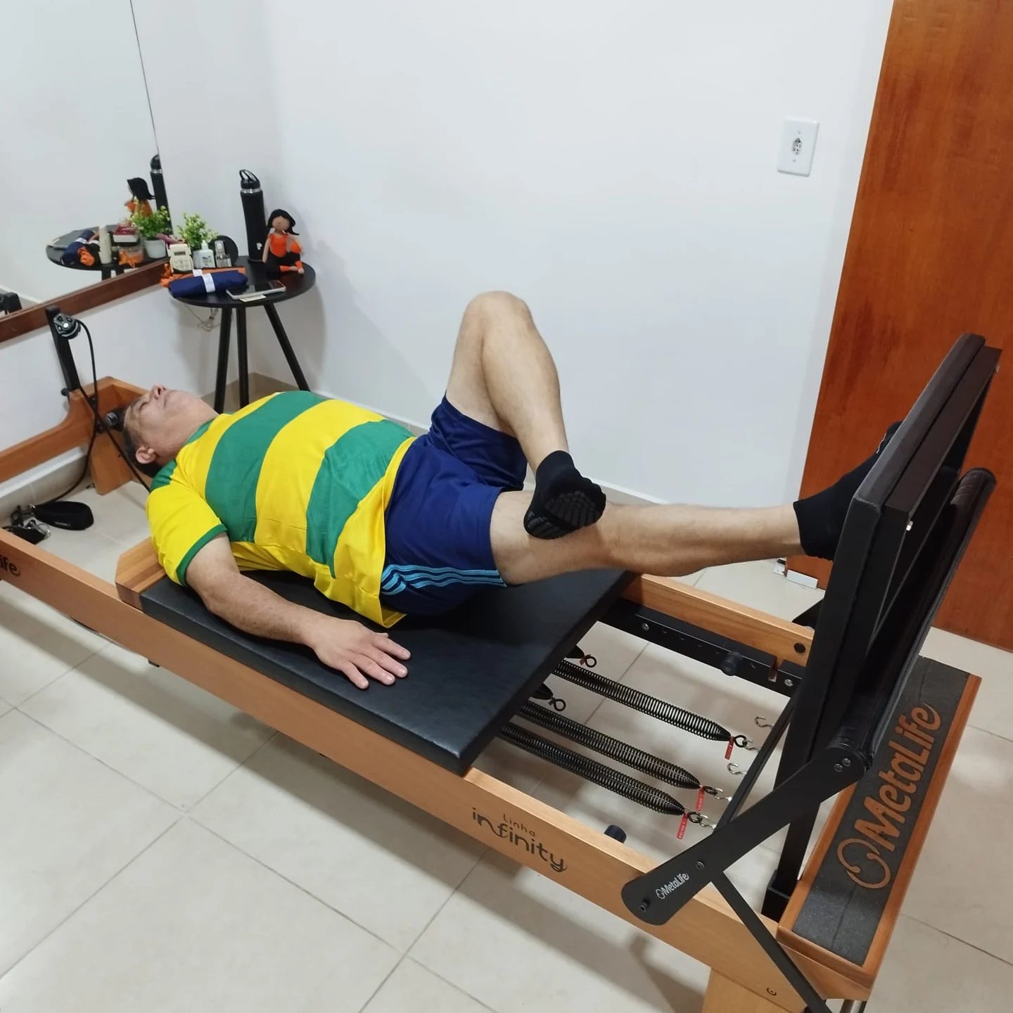 Exercício no Reformer durante aula no Studio Janaína Macedo